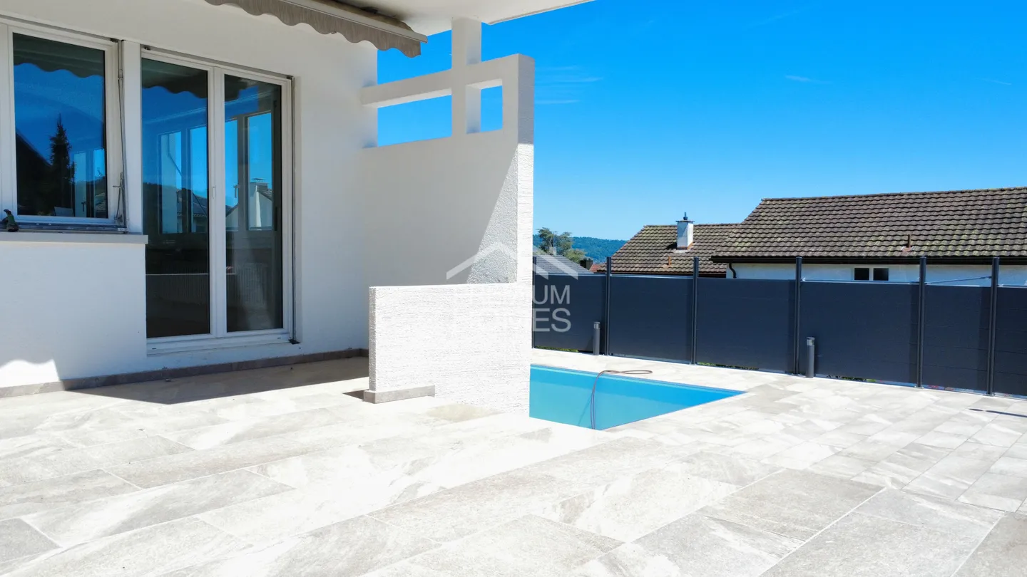 Moderner Doppelhaushälfte mit Pool - Foto 7 von 13
