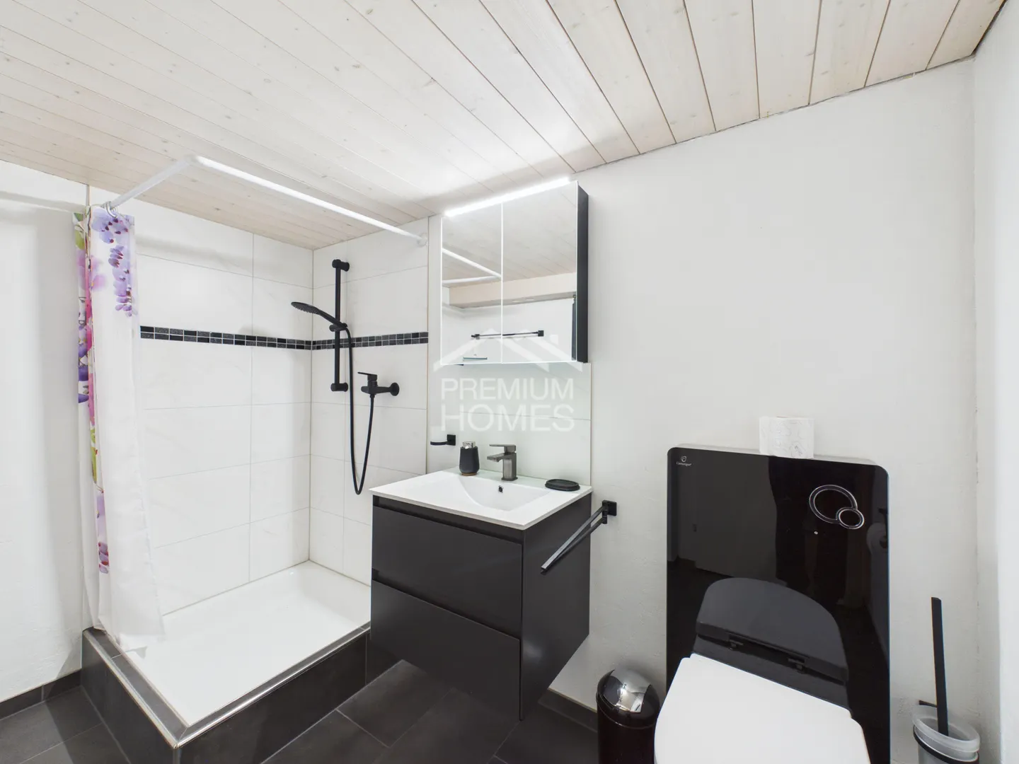 Former farmhouse with special flair and retail space - Photo 8 of 10