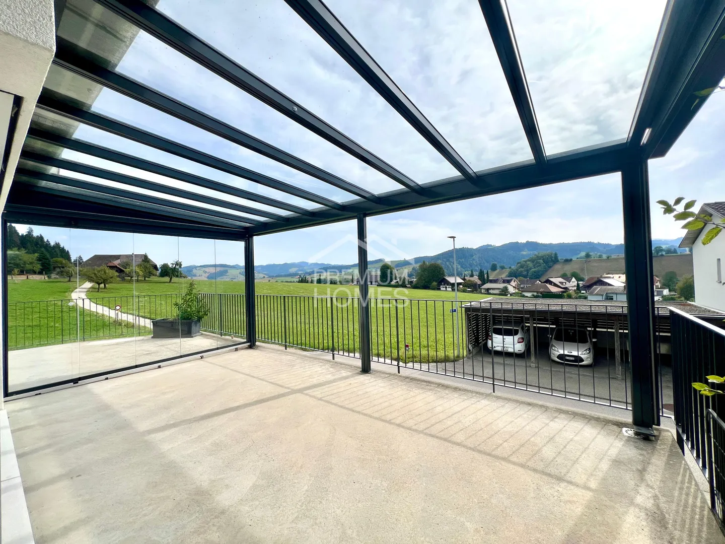 Detached, modern and with breathtaking views - Photo 4 of 7