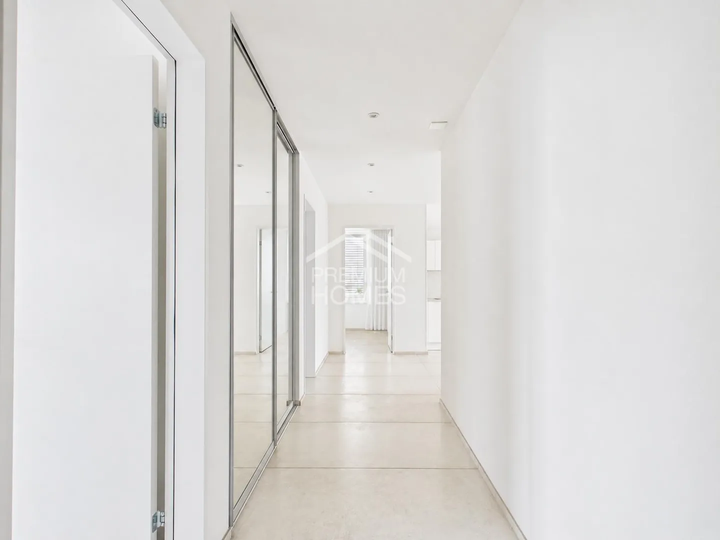 Light, Design &amp; Comfort - modern apartment with loggia - Photo 2 of 10