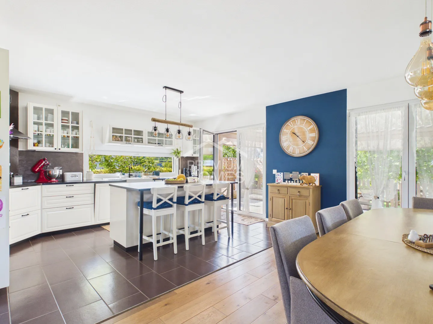 Villa familiale moderne avec grand jardin - Foto 4 von 11