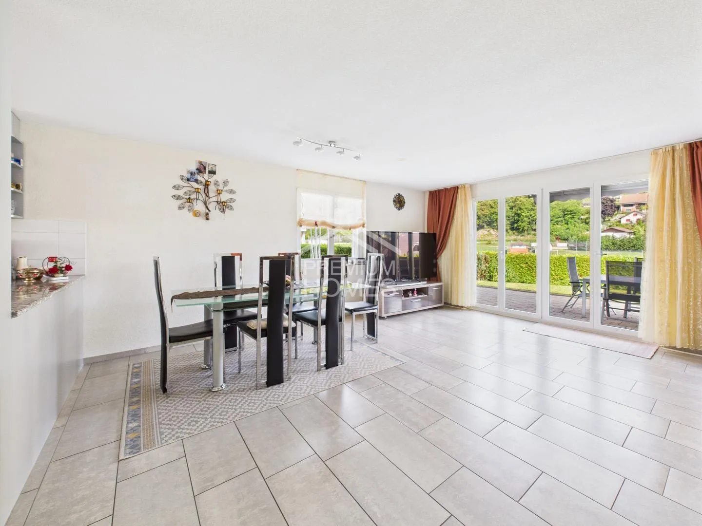 A home that awakens joy of living - Photo 3 of 12