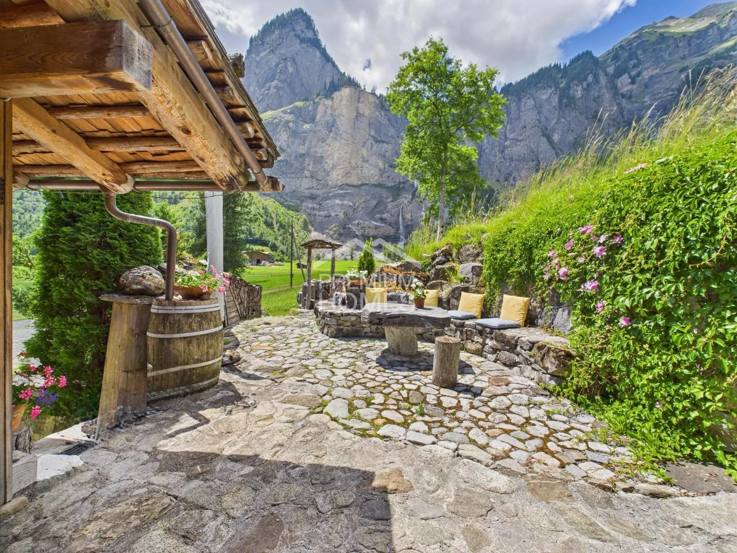 Chalet Retreat with Stunning Views - Photo 4 of 13