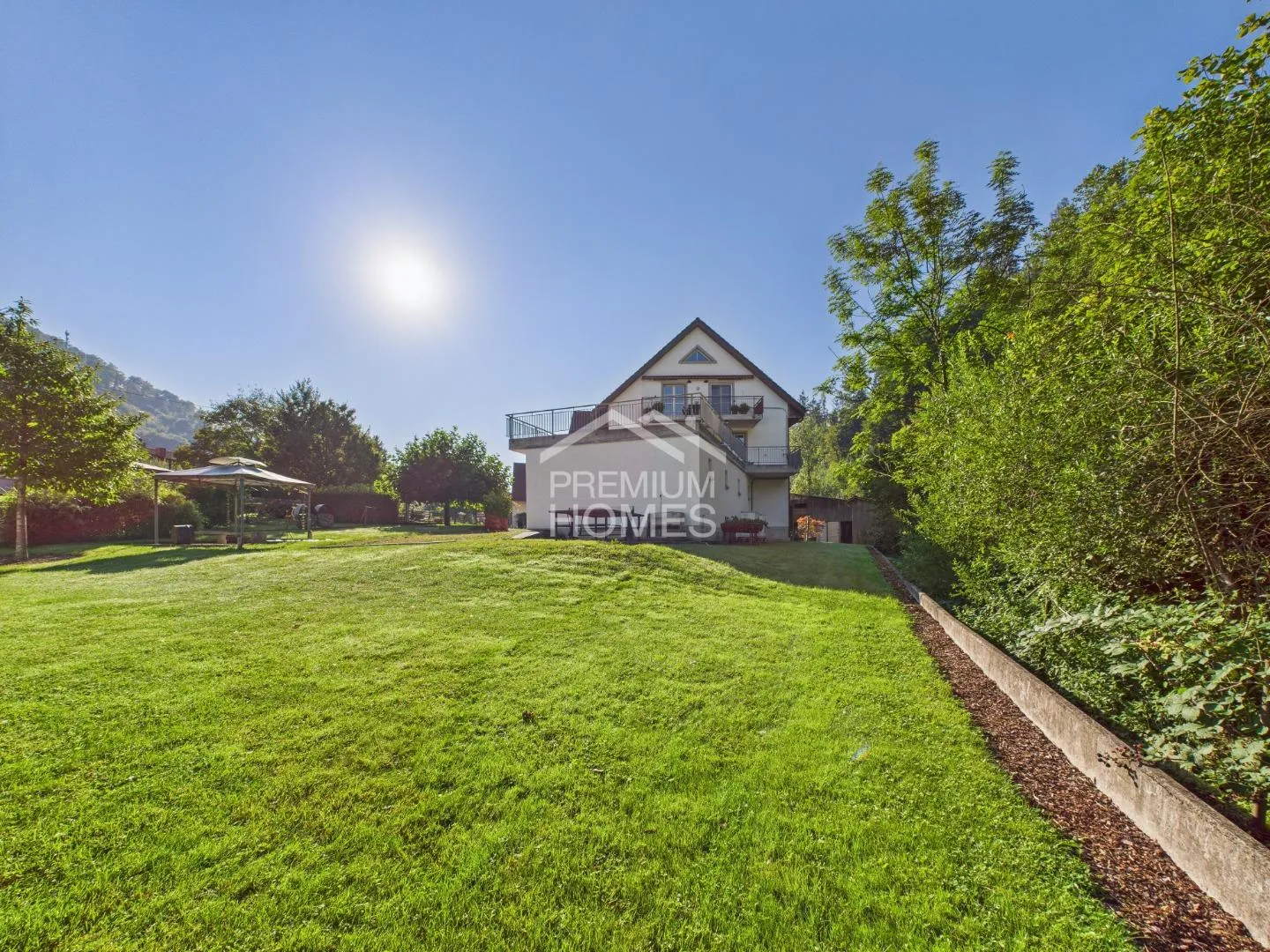 Vielseitiges Wohnen mit Charme, Qualität und Naturanschluss - Foto 1 von 9