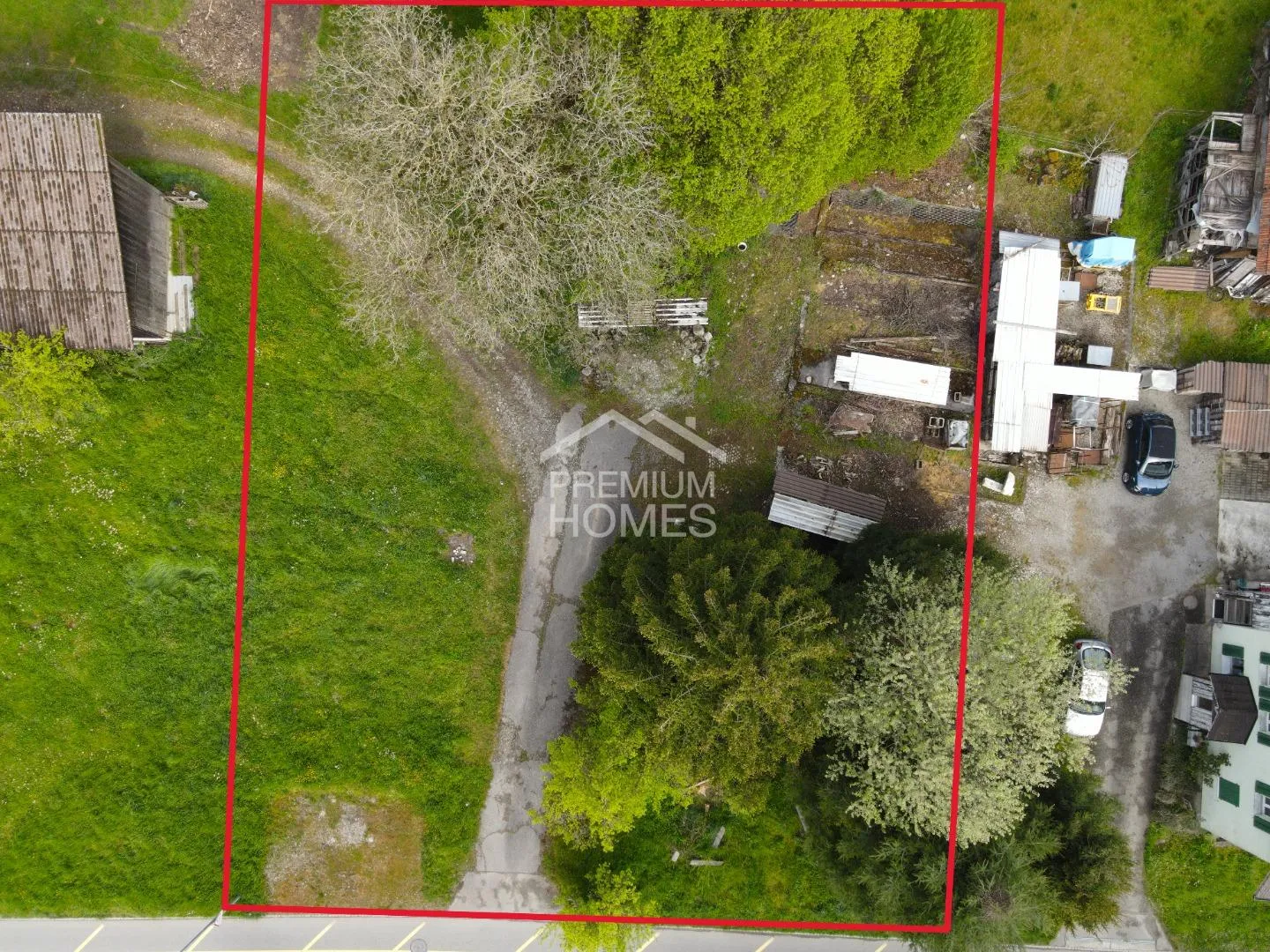 Your new family nest awaits - Quiet property in the green - Photo 1 of 3