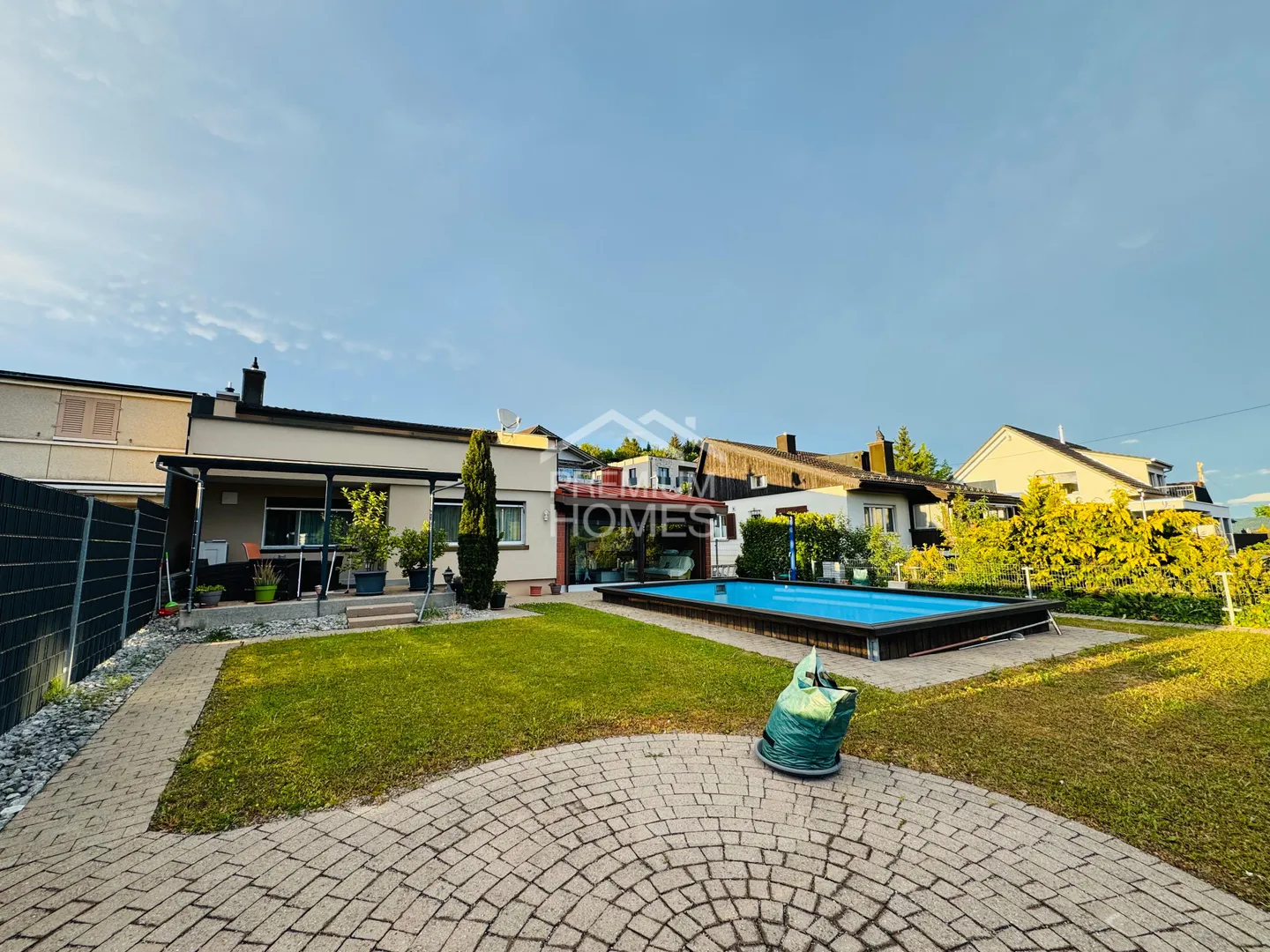 Oasis ensoleillée avec piscine, véranda et vue dégagée - Photo 1 sur 8