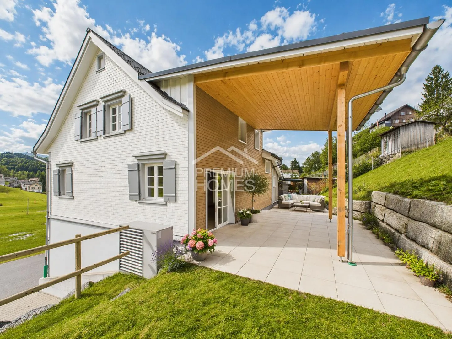 COMPLETAMENTE RISTRUTTURATO E PRONTO PER ESSERE ABITATO! - Foto 1 di 13