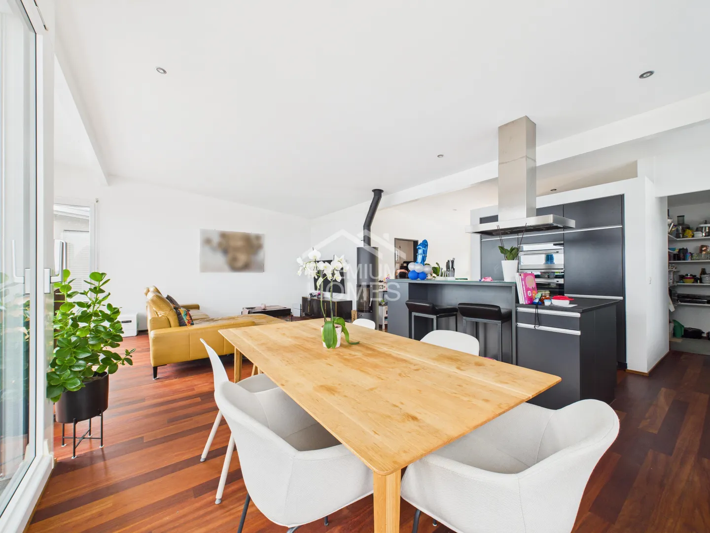 Architecture Meets Panorama: Living with Lake View - Photo 3 of 7