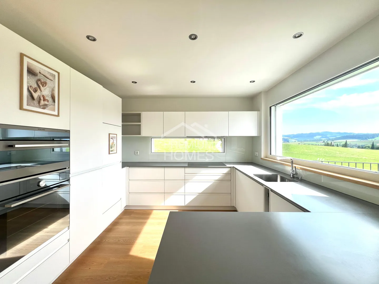 Detached, modern and with breathtaking views - Photo 3 of 7