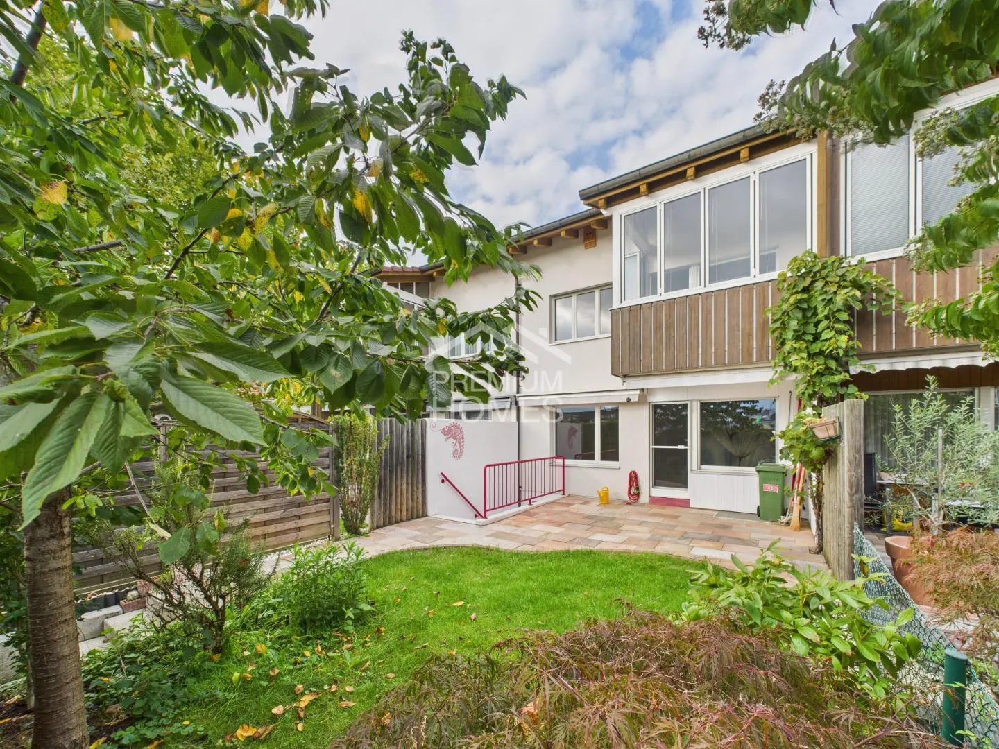 Idillio familiare in campagna, vivere vicino alla città, godersi la natura - Foto 1 di 13