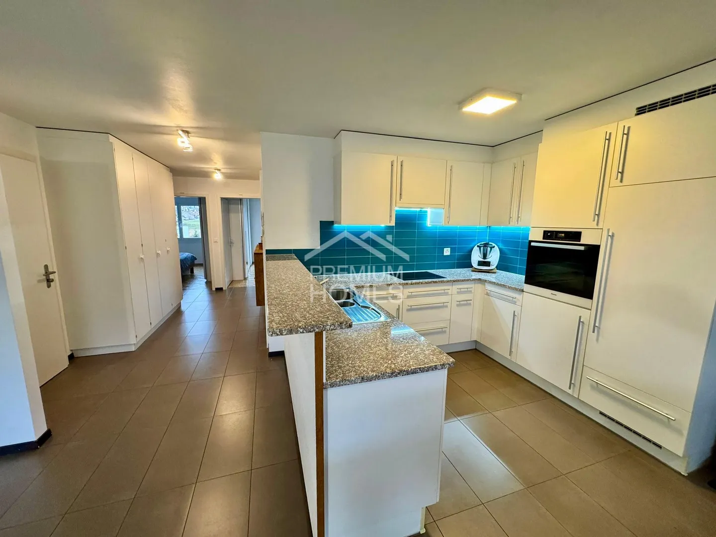 Elegant Apartment - Photo 2 of 9