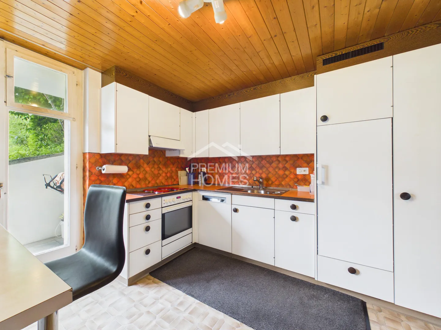 Charming home with great potential - Photo 4 of 8