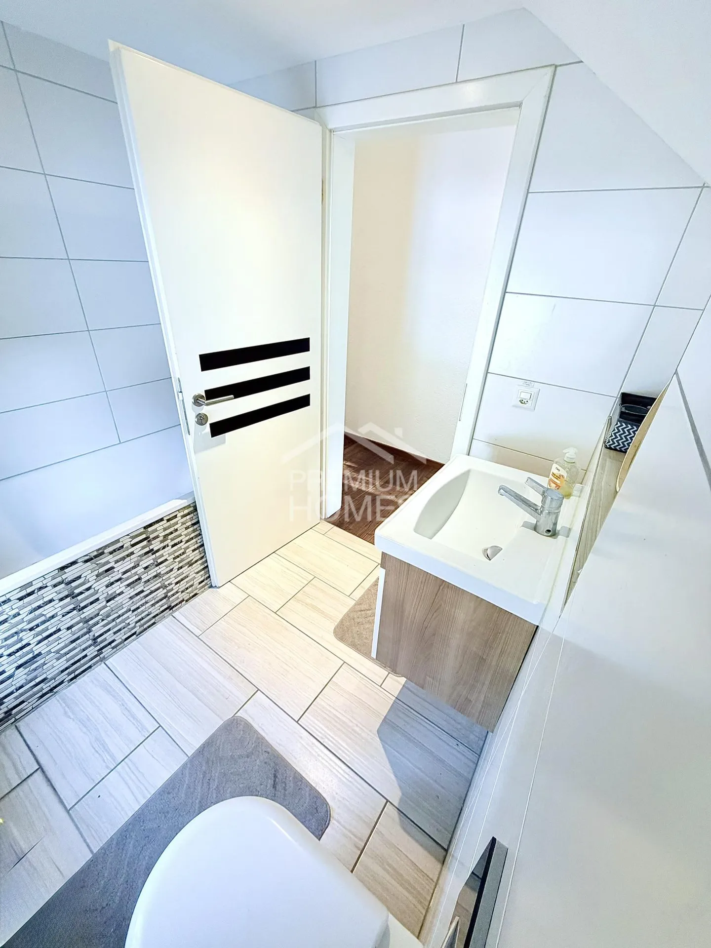 MULTI-GENERATIONAL HOUSE WITH HEART AND MIND - Photo 5 of 9