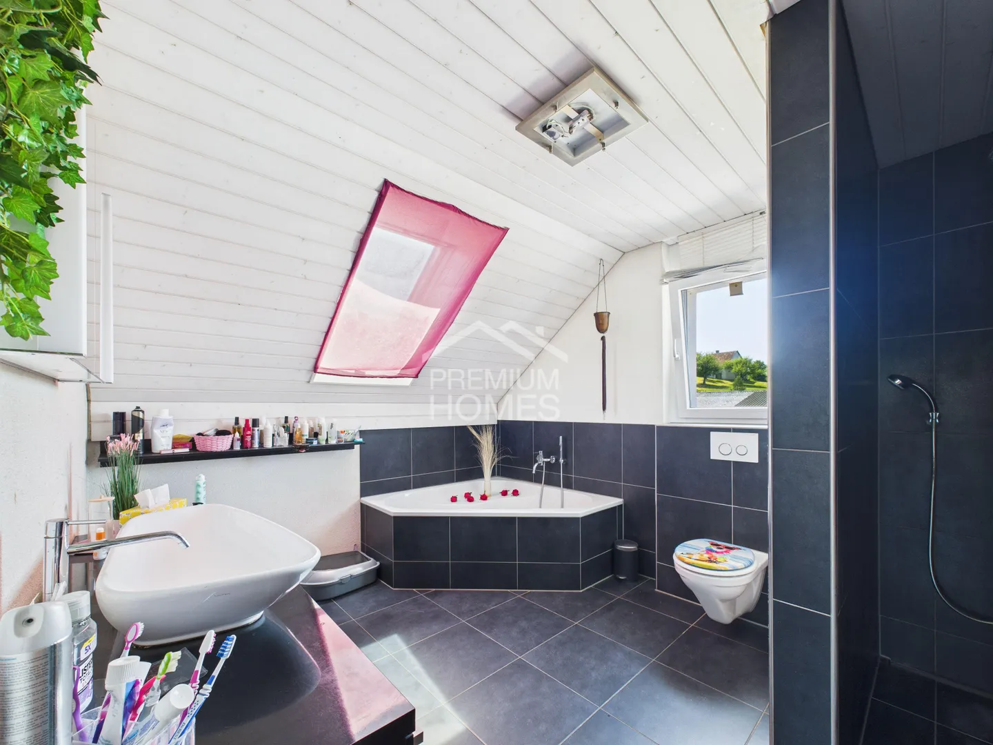 Stilvolles Einfamilienhaus mit Garten - Foto 6 von 8