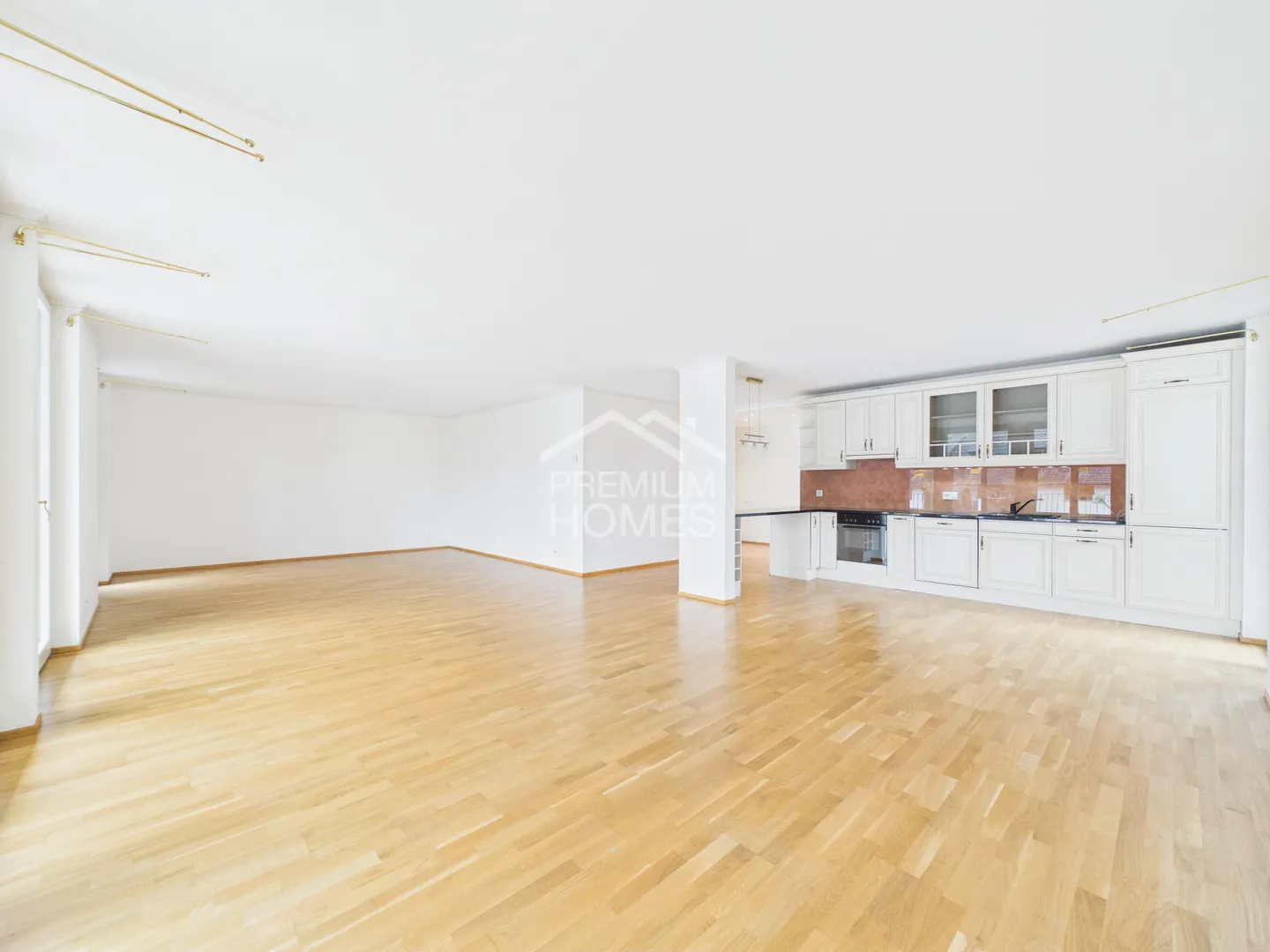 Stylish Apartment with Elegance - Photo 2 of 13