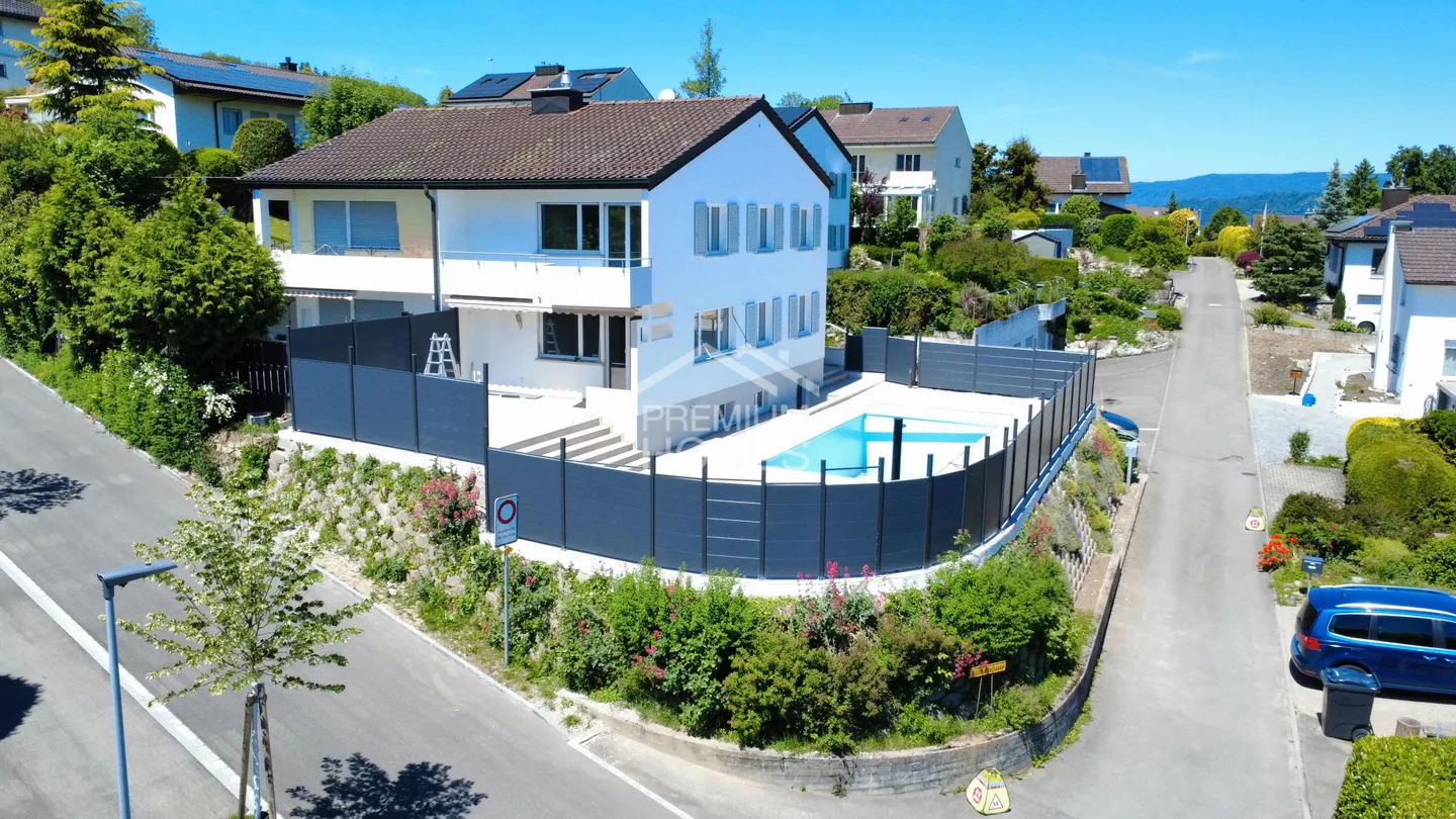 Moderner Doppelhaushälfte mit Pool - Foto 4 von 13