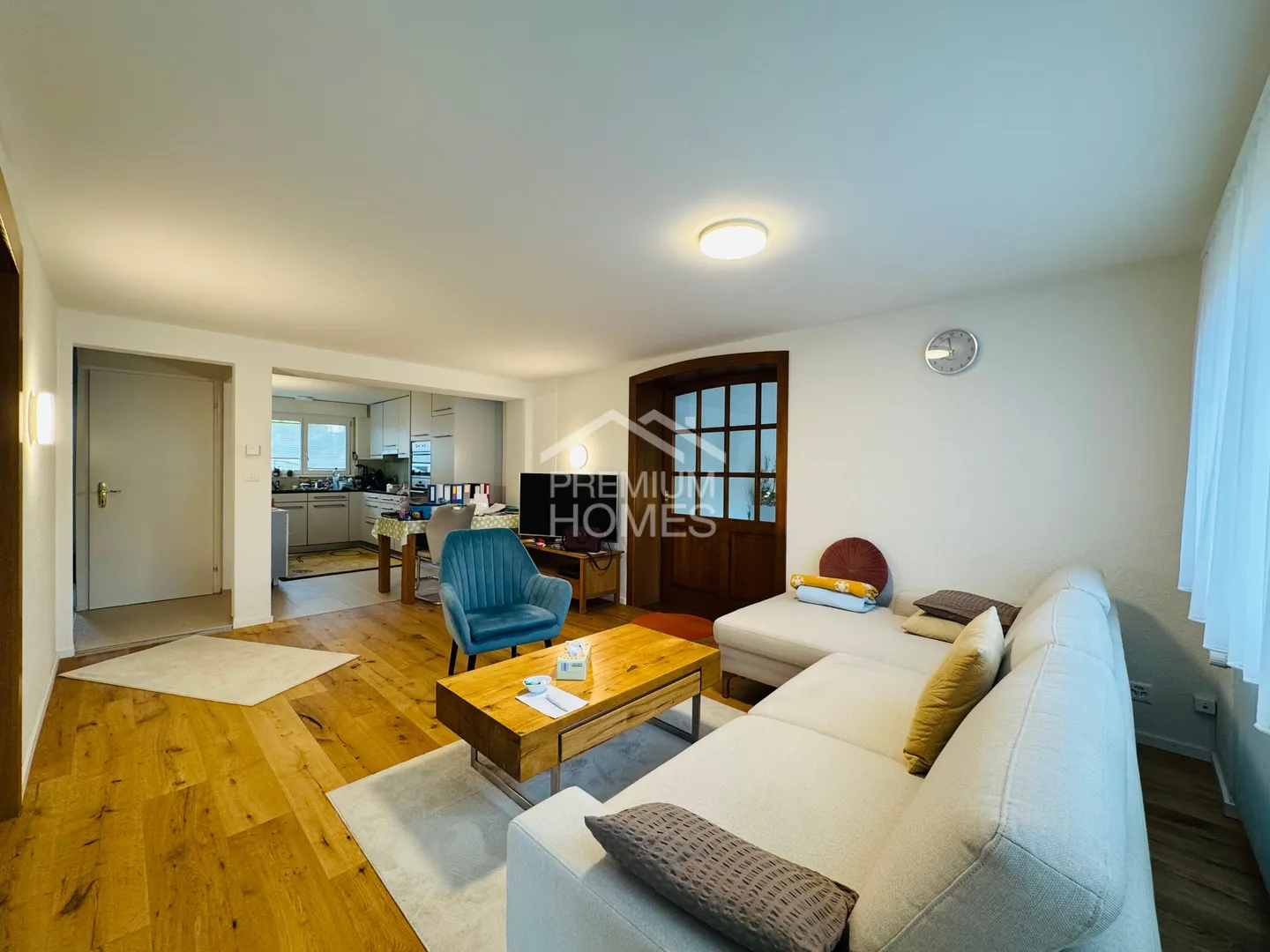 Oasis ensoleillée avec piscine, véranda et vue dégagée - Photo 2 sur 8