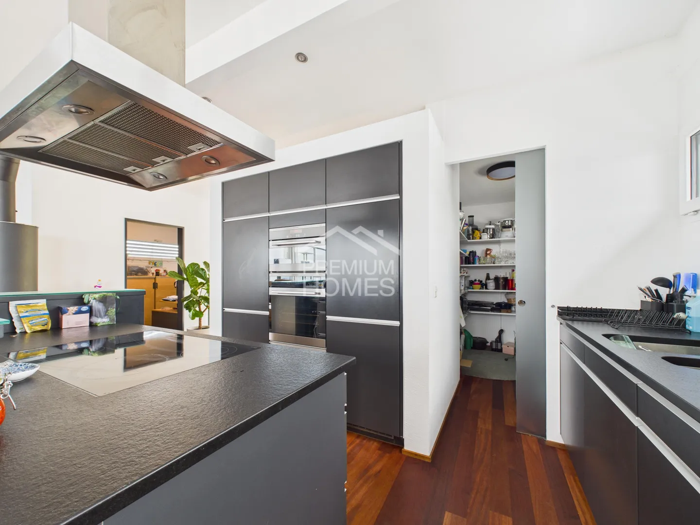 Architecture Meets Panorama: Living with Lake View - Photo 4 of 7