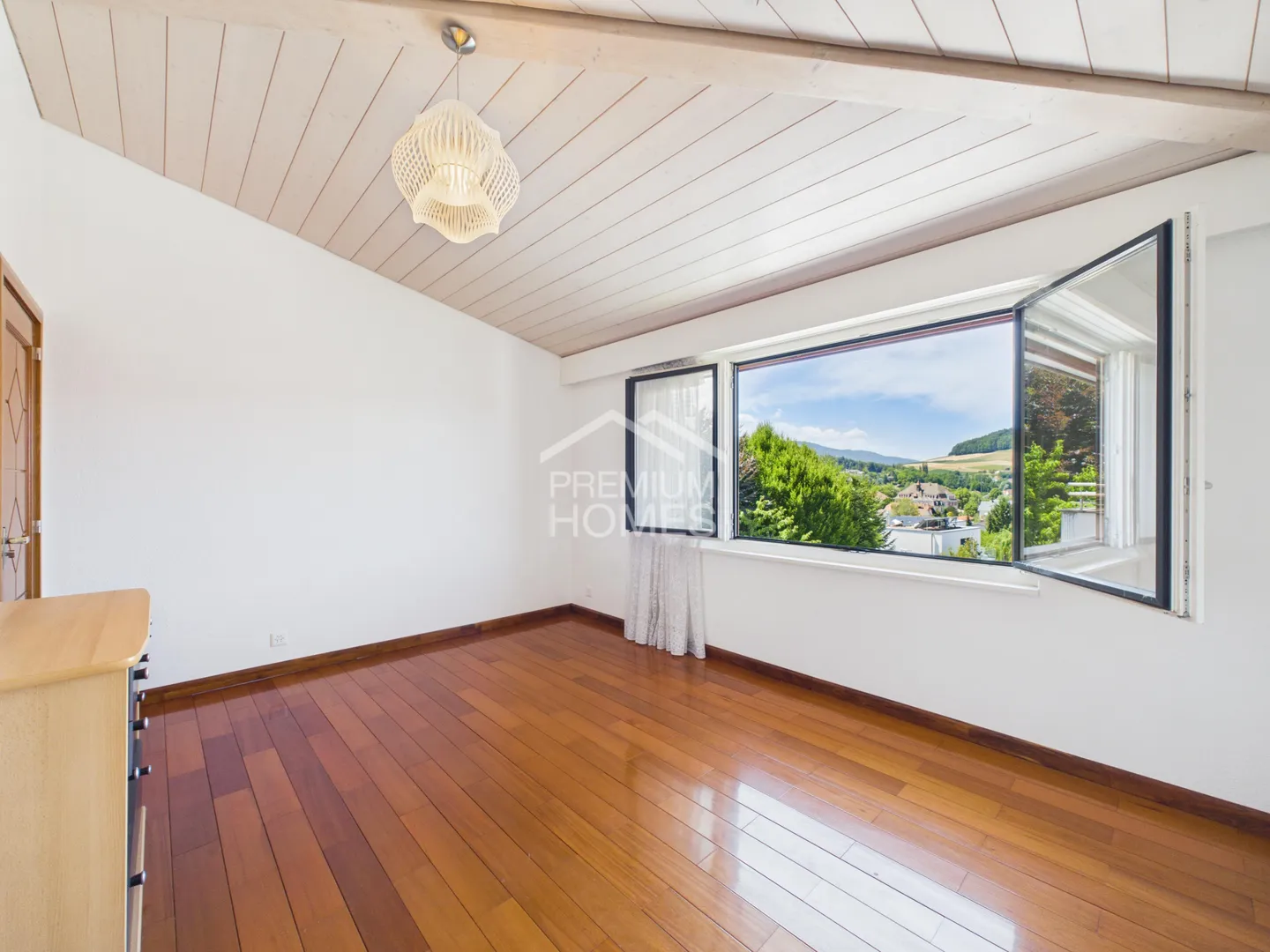 Architecture, large volumes and exceptional panorama - Photo 6 of 10