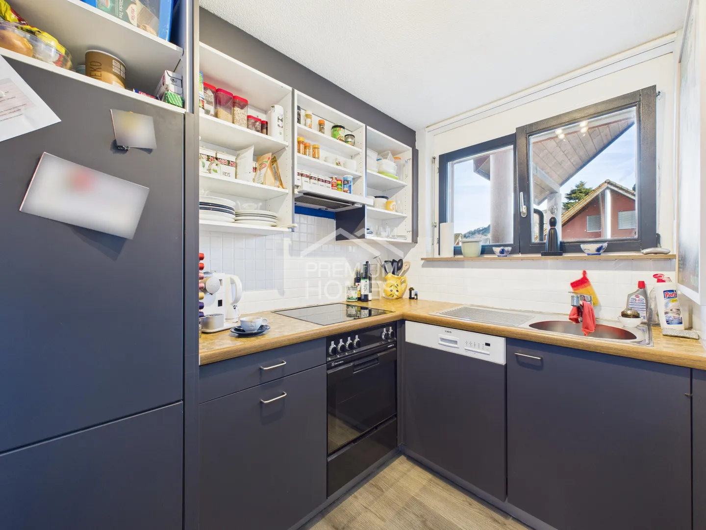 Bright living experience in a quiet, central location - Photo 3 of 6