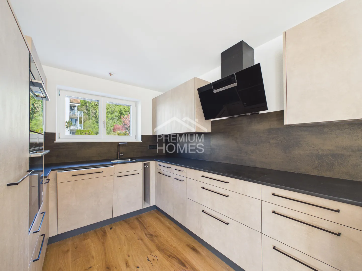 Modern living with private garden paradise - Photo 4 of 6