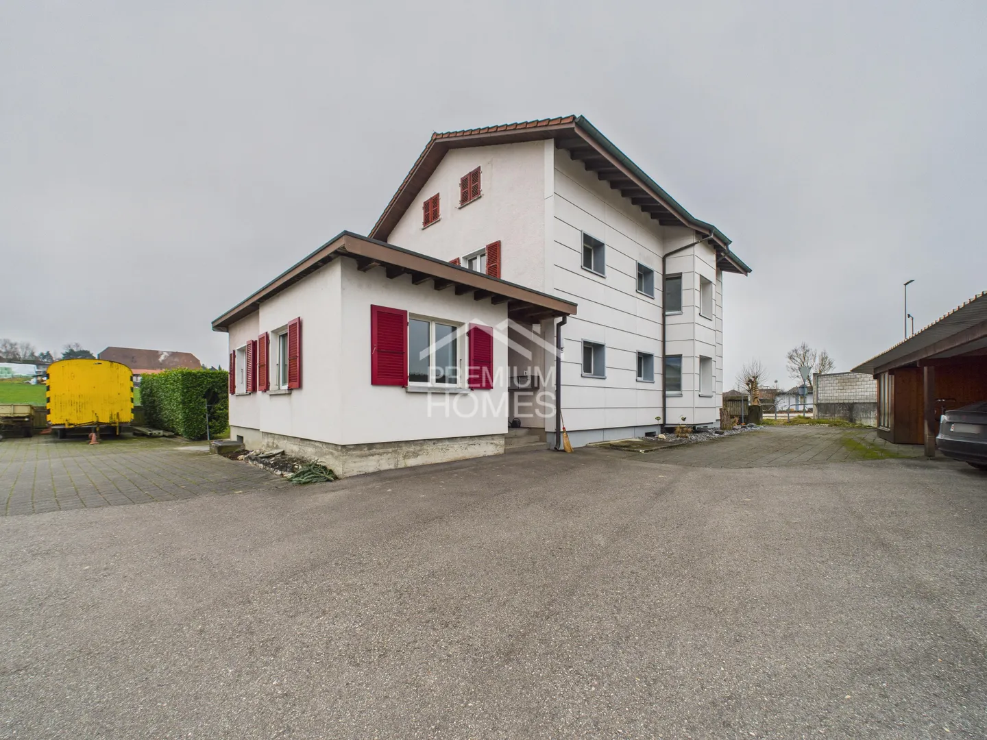 Maison multifamiliale solide avec un potentiel locatif attrayant - Photo 1 sur 9