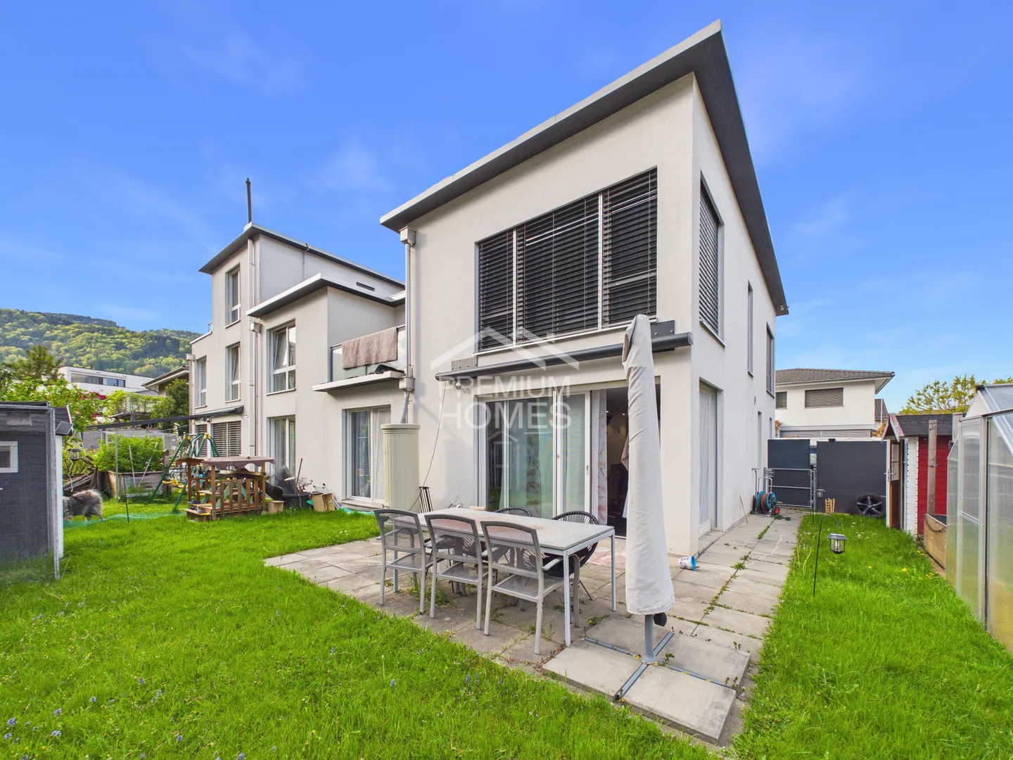 Moderne Familienhaus mit Balkon - Foto 1 von 12