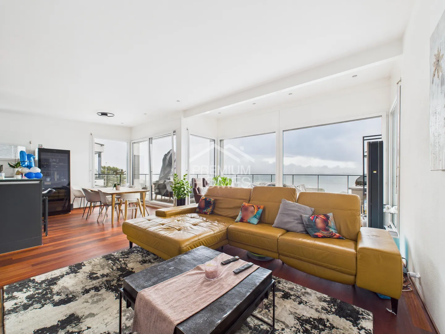 Architecture Meets Panorama: Living with Lake View - Photo 2 of 7