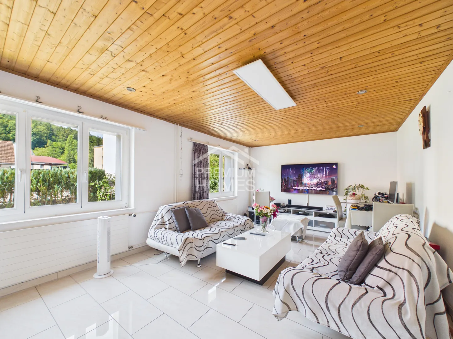Maison familiale avec un terrain généreux - Photo 2 sur 9