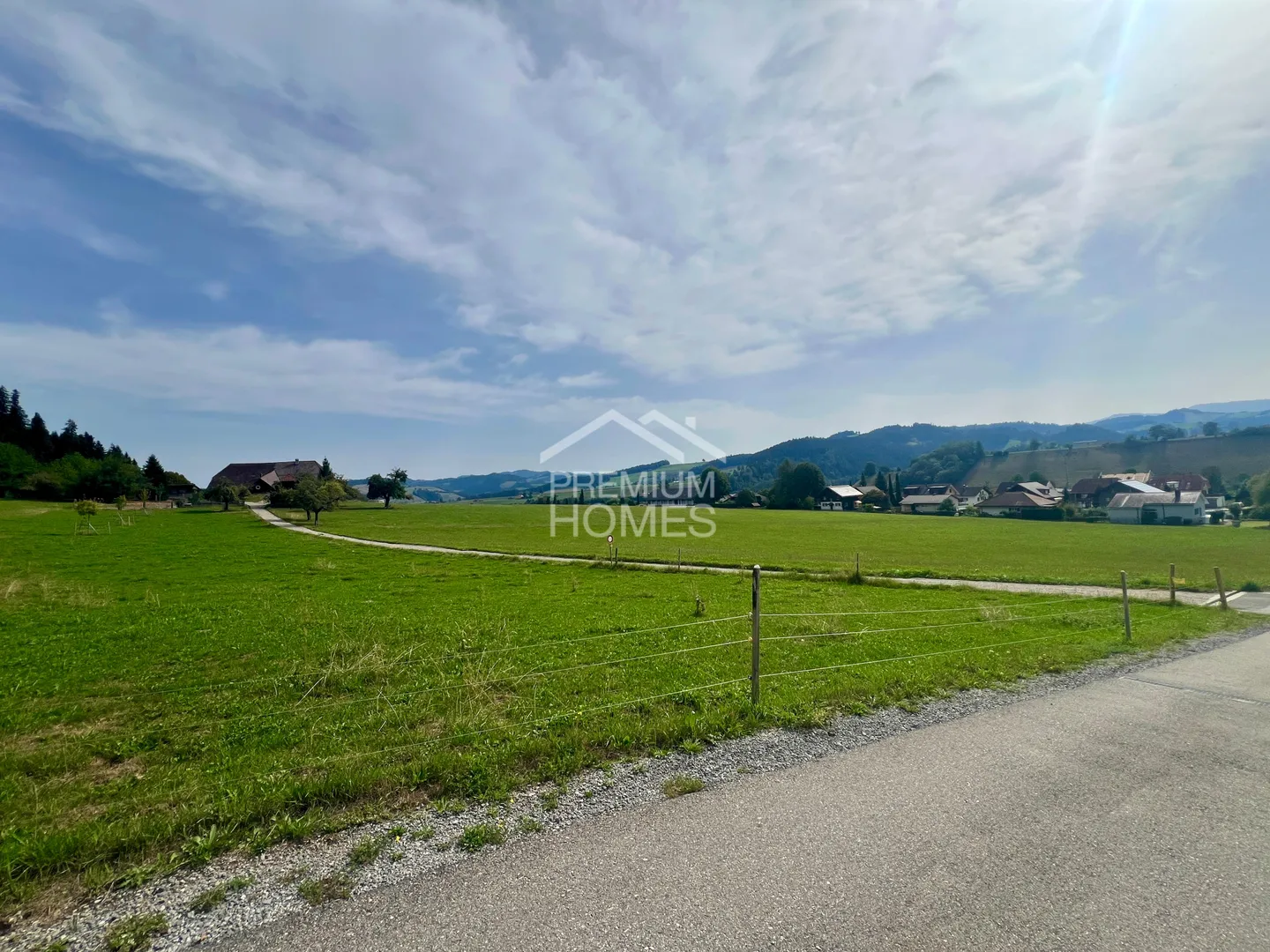 Detached, modern and with breathtaking views - Photo 1 of 7