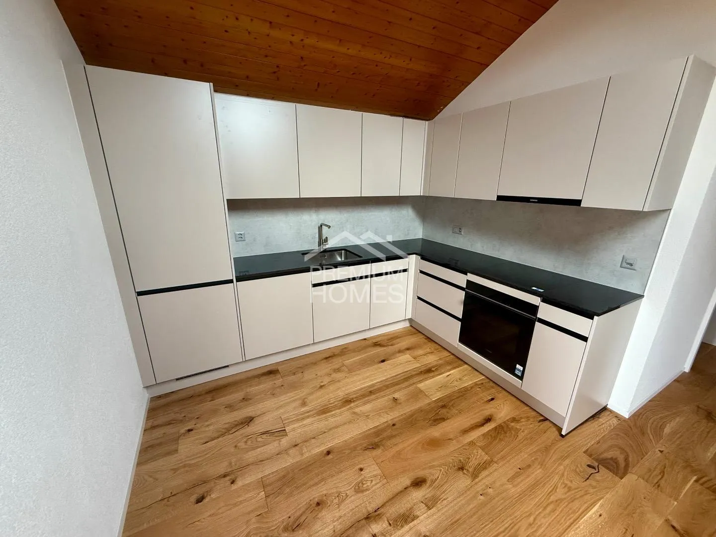 Charming 2.5 Room Apartment in Central Location! - Photo 3 of 6