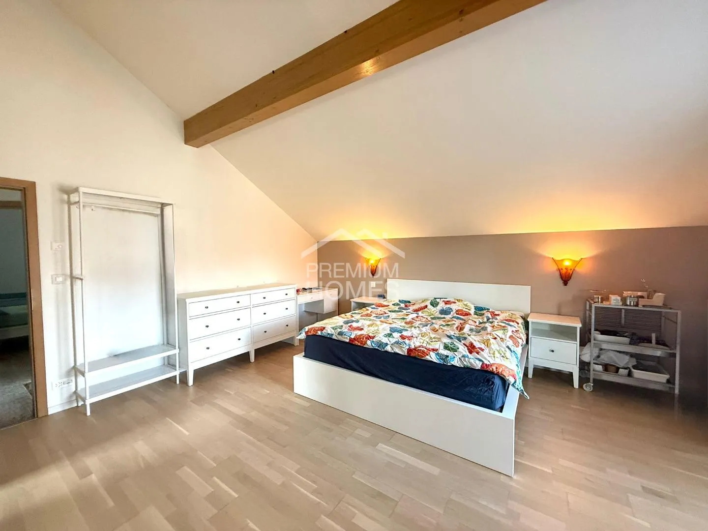 Domicile de rêve avec jacuzzi, système solaire et beaucoup d'espace à Thielle - Photo 4 sur 9