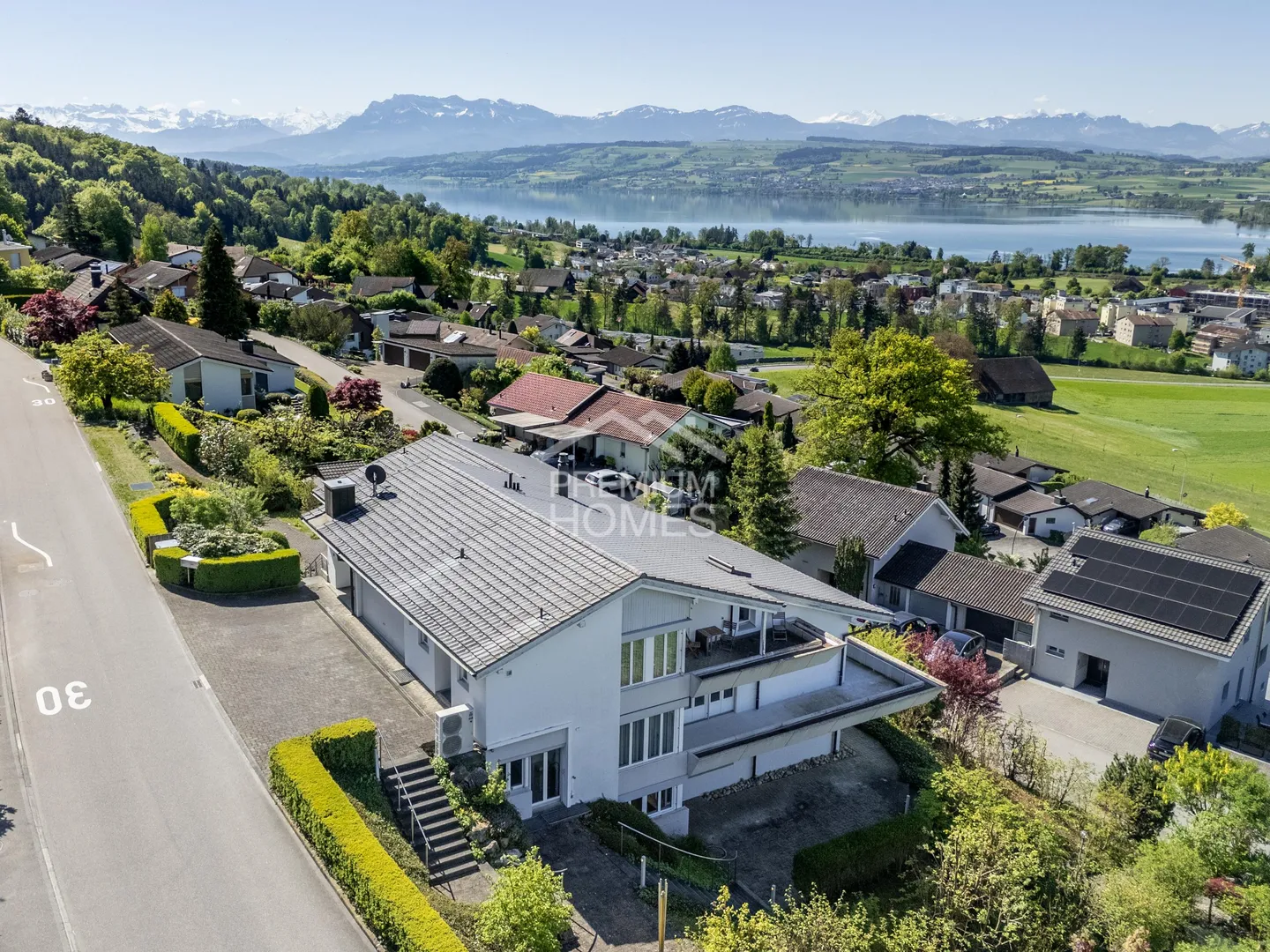 Unique villa with a view of Lake Sempach and the Central Swiss Alps - Photo 1 of 13