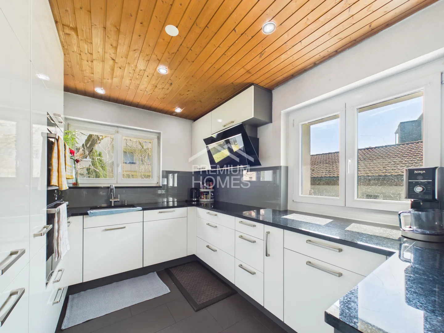 Maison familiale avec un terrain généreux - Photo 3 sur 9