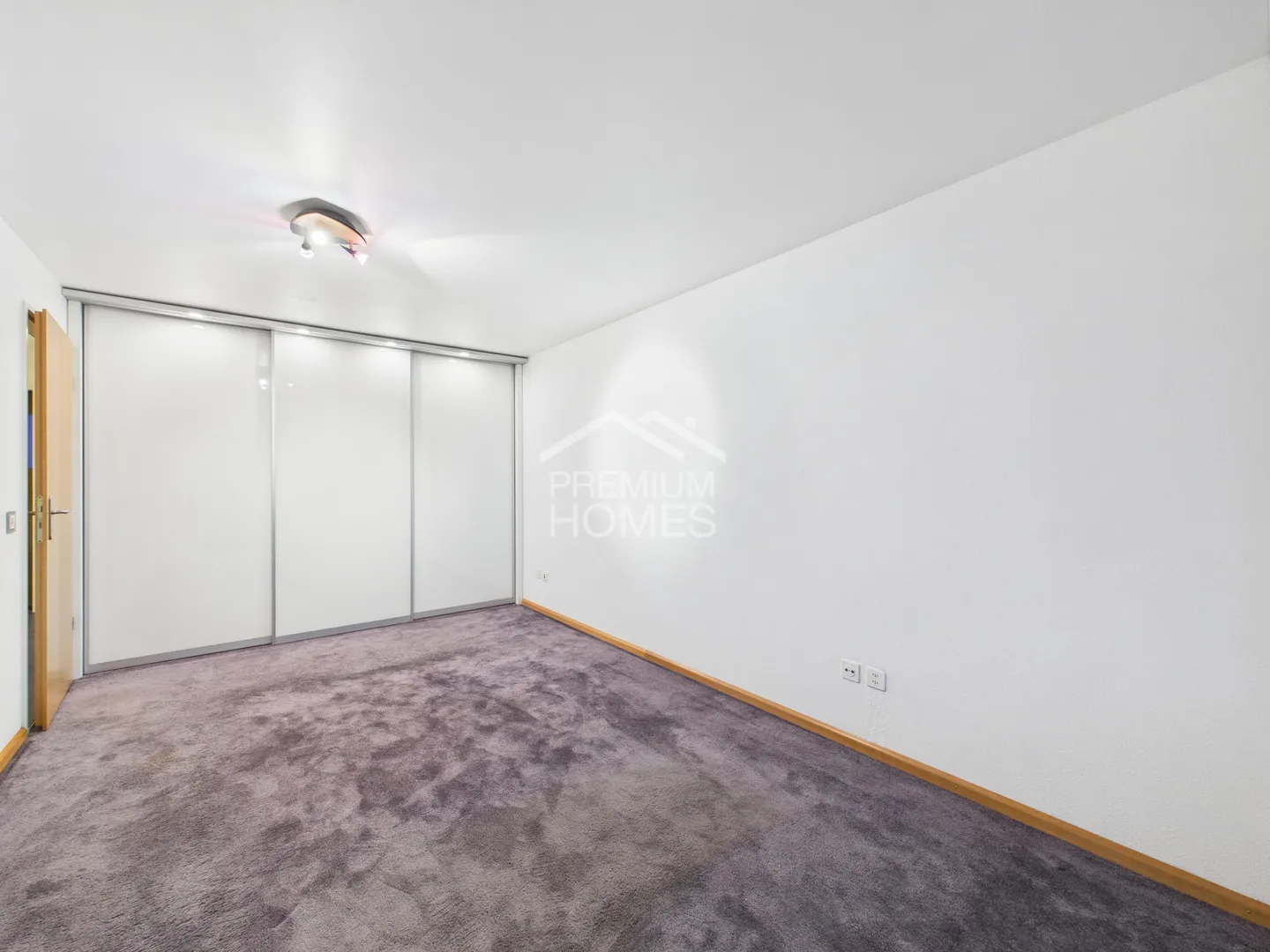 Idillio familiare in campagna, vivere vicino alla città, godersi la natura - Foto 9 di 13