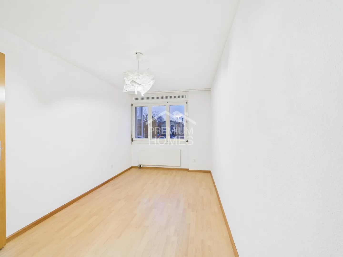 Idillio familiare nel verde, vivere vicino alla città, godere della natura - Foto 10 di 13