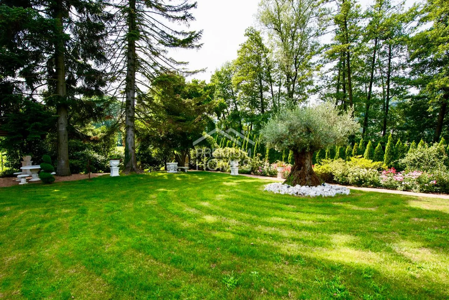 Prestigious residence among park, woods, lake and absolute privacy - Photo 3 of 6