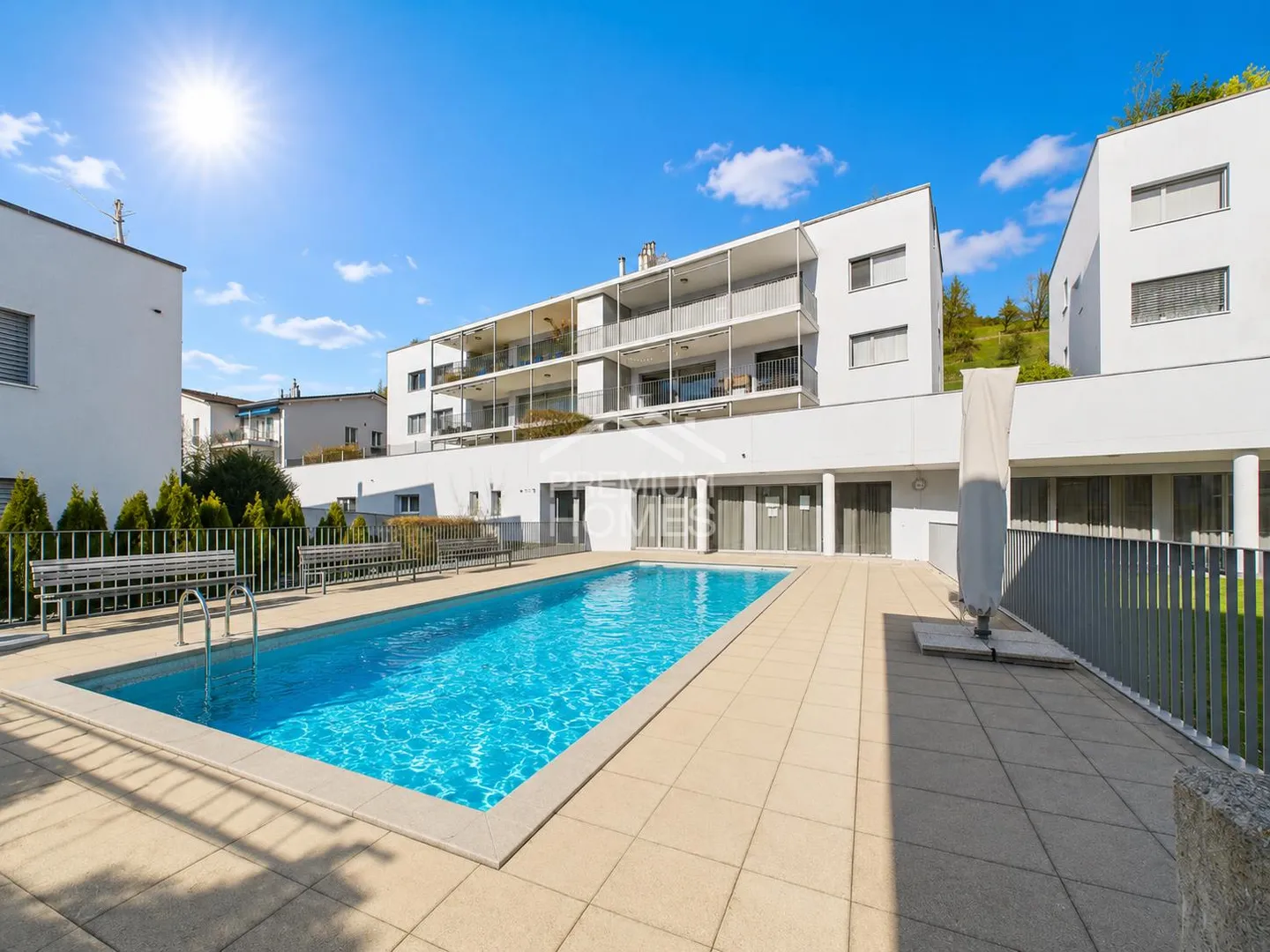 Stilvolles Zuhause mit Pool - Foto 1 von 11