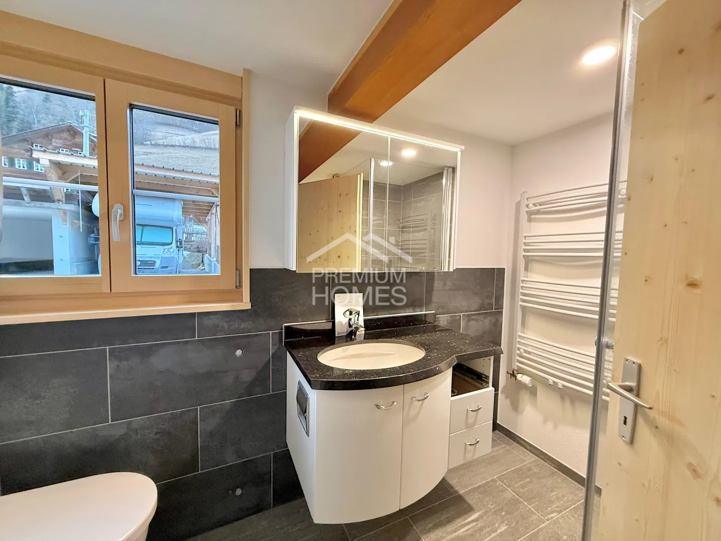 Maison multifamiliale avec trois appartements - louée et polyvalente - Photo 3 sur 13