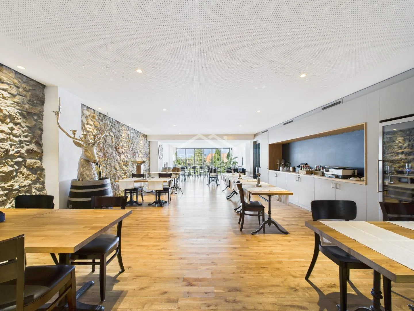 The perfect interplay of living and hospitality - Photo 3 of 11