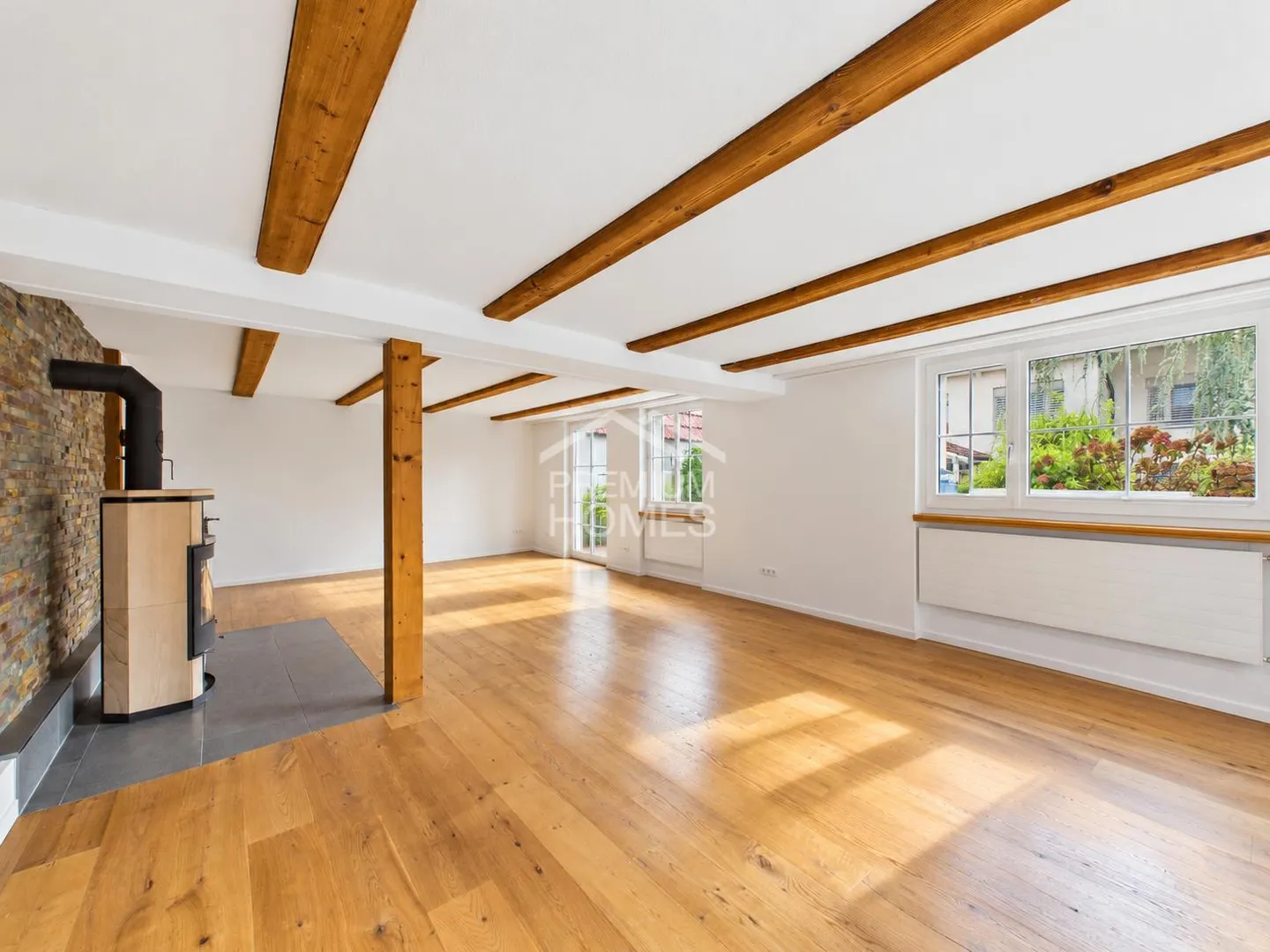 Former farmhouse with special flair and retail space - Photo 3 of 10