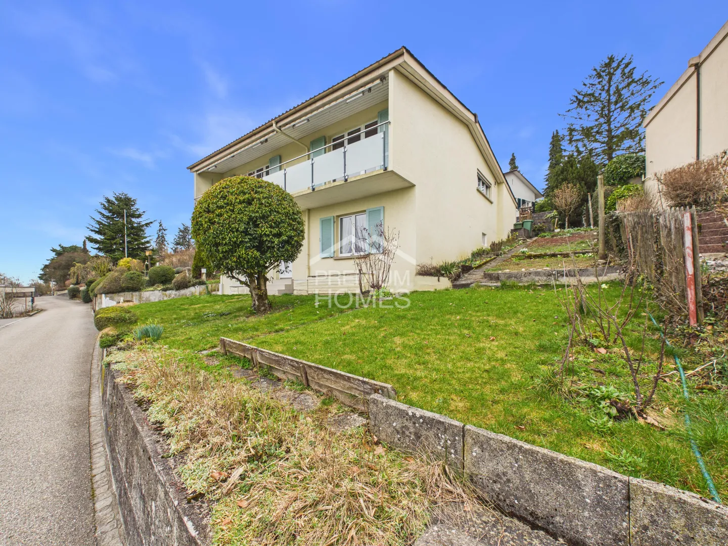 Emplacement ensoleillé de premier choix rencontre un grand potentiel - Photo 2 sur 11