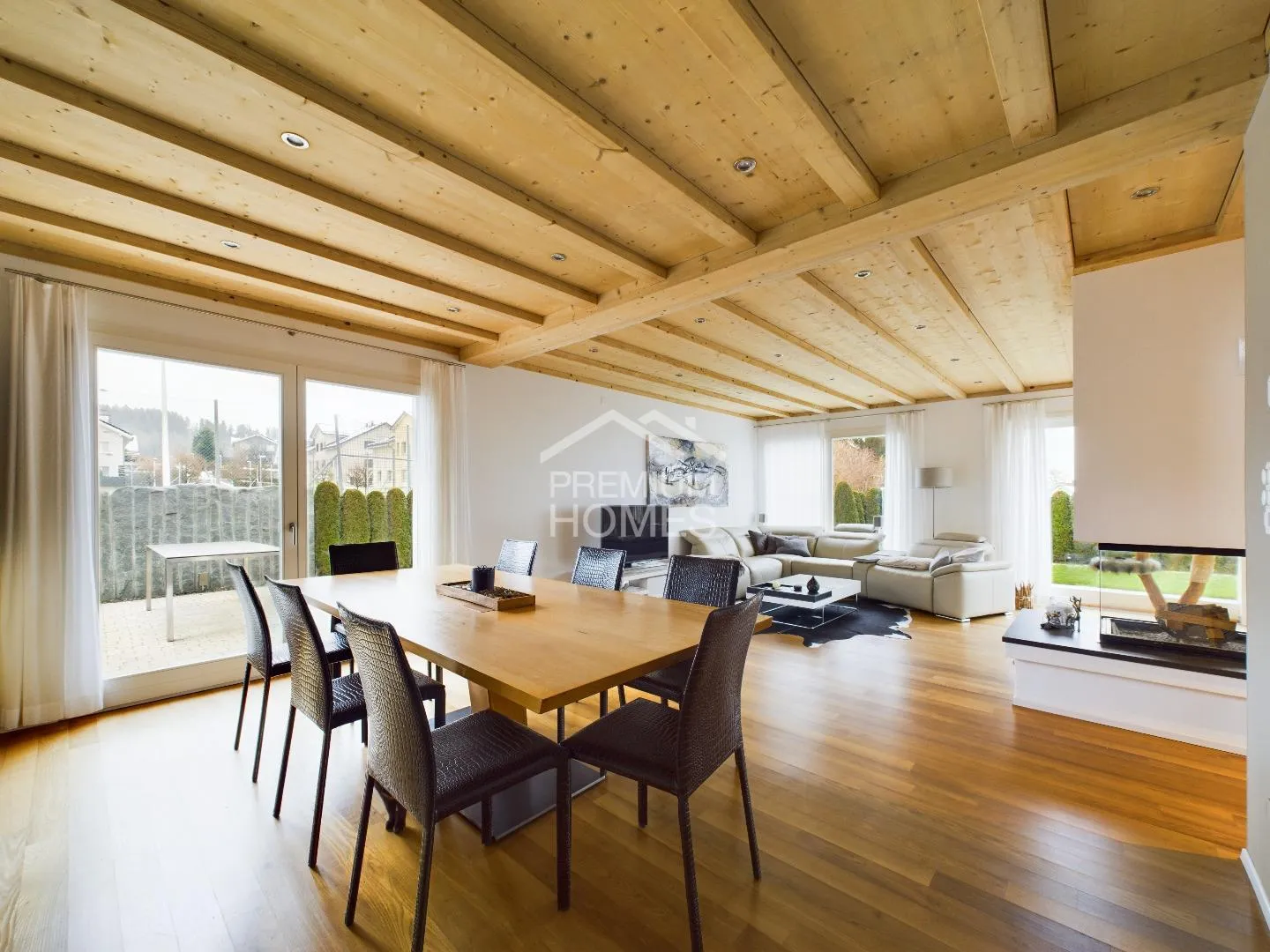 LOVE AT FIRST SIGHT - Photo 5 of 13