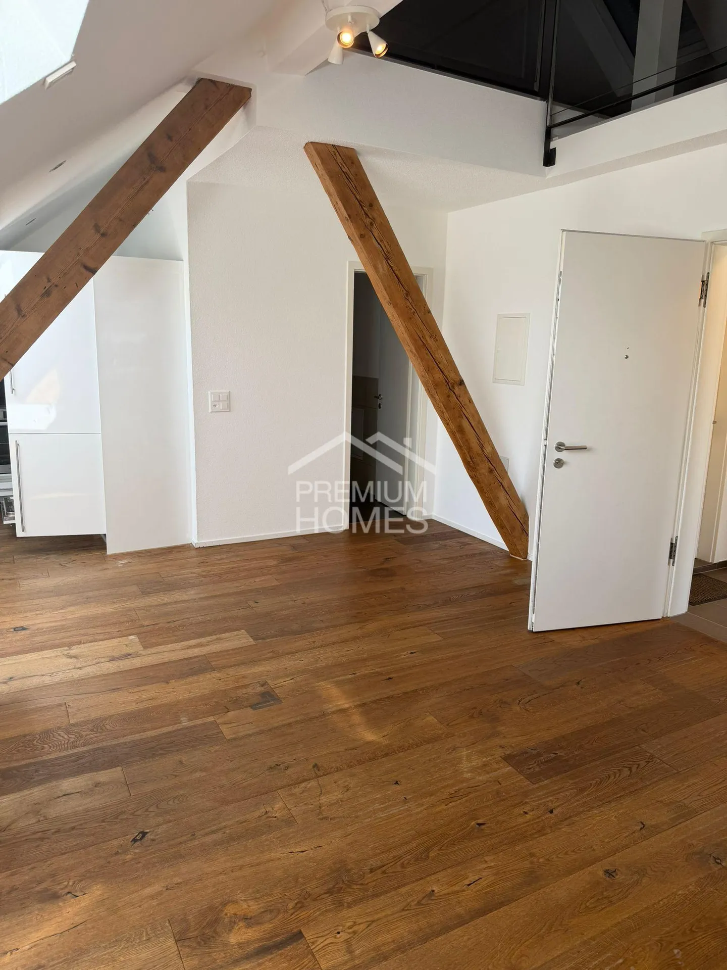 Charmante 2.5-Zimmer-Dachwohnung! - Foto 2 von 8