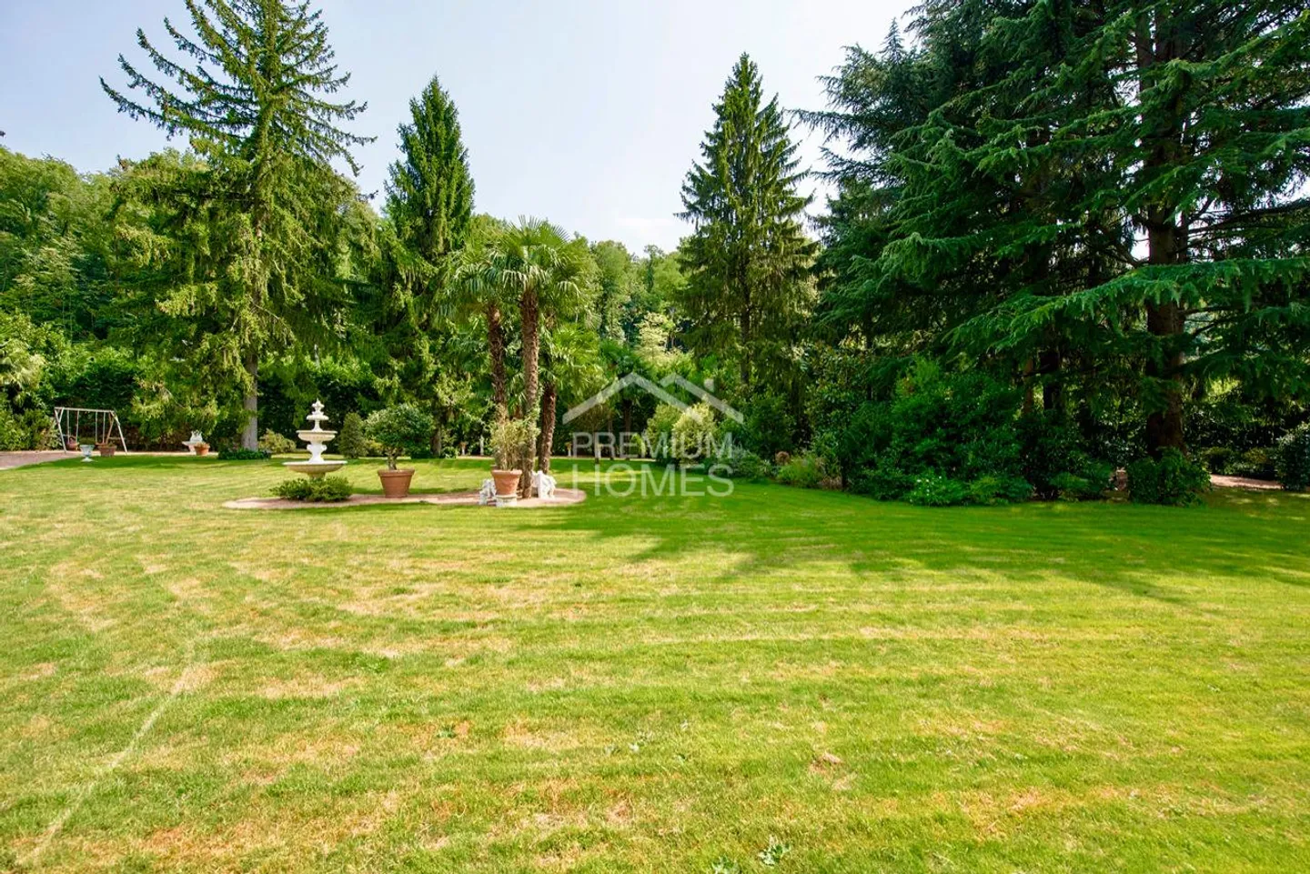 Prestigious residence among park, woods, lake and absolute privacy - Photo 2 of 6