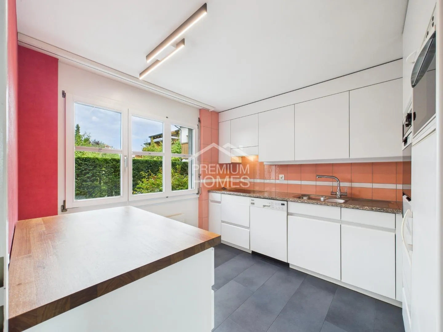 Idillio familiare nel verde, vivere vicino alla città, godere della natura - Foto 4 di 12