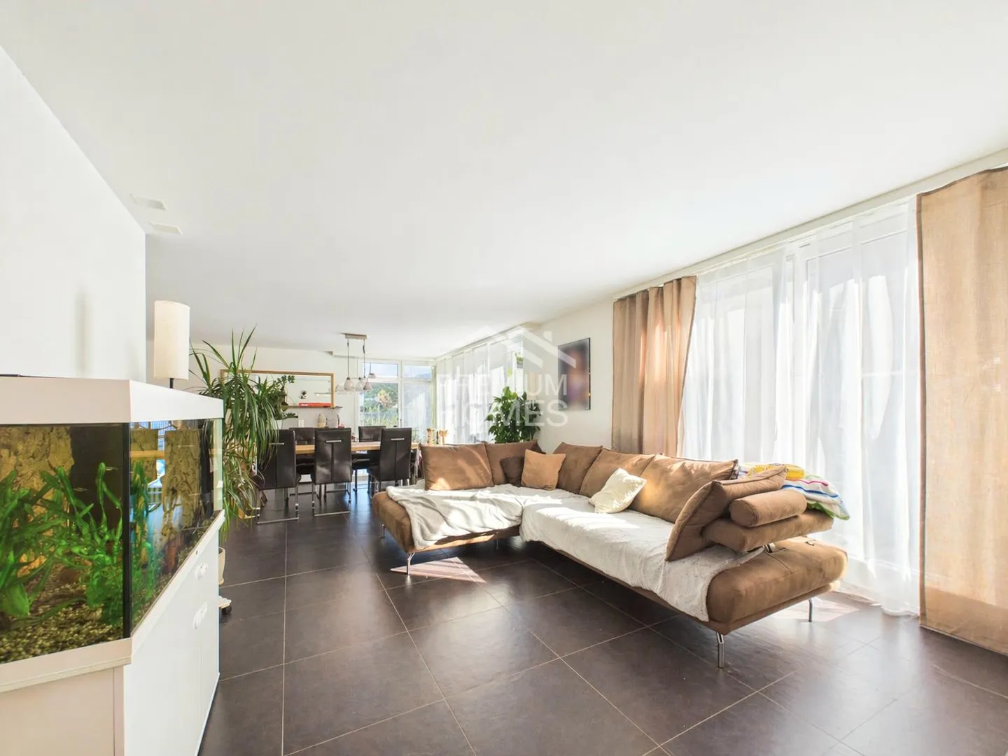 Moderne Familienhaus mit Balkon - Foto 2 von 12