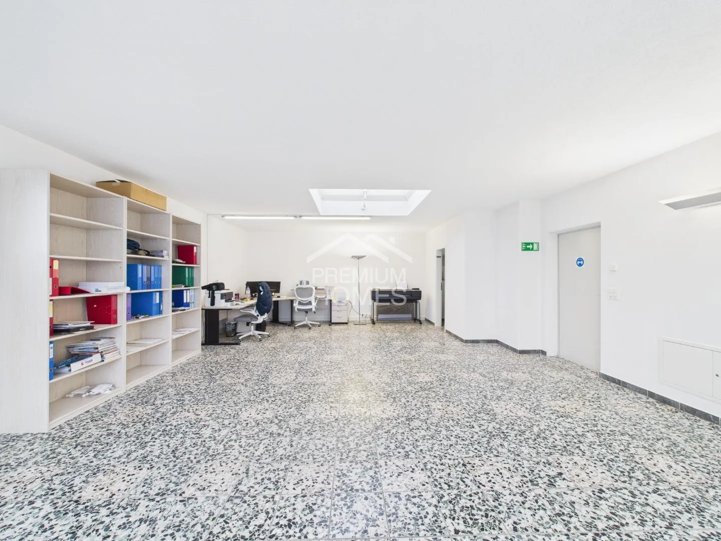 Lichtdurchfluteter Raum für Arbeit und Kreativität - Foto 2 von 3