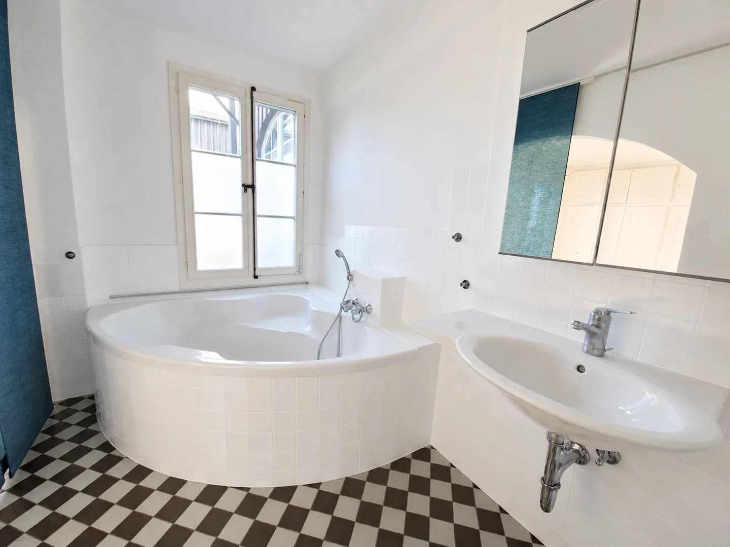 Rustic 6.5-room apartment with garden in the old town of Erlach - Photo 6 of 13