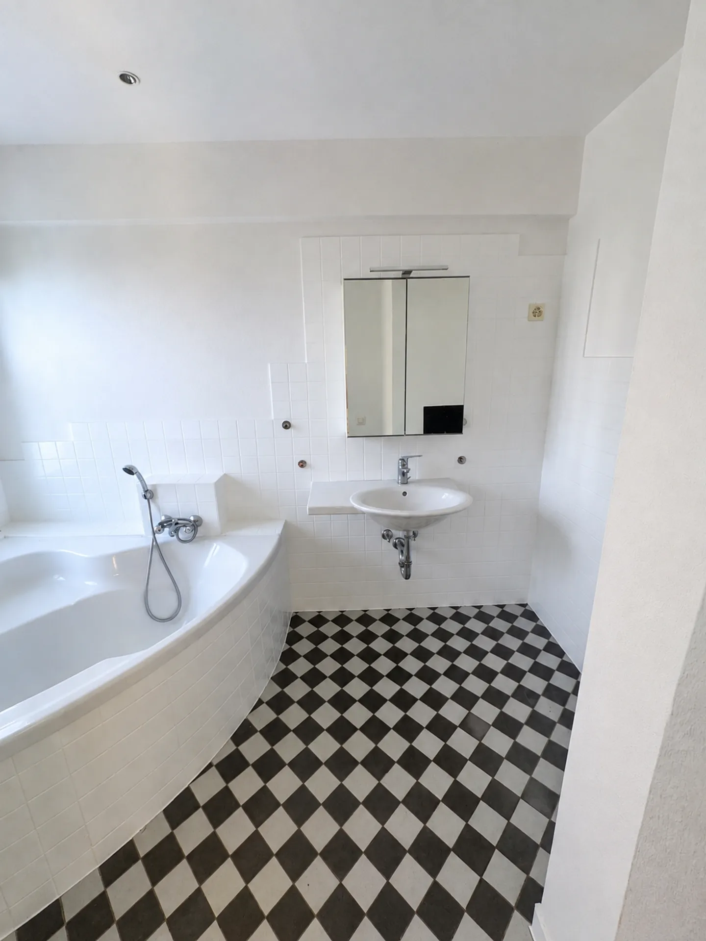 Rustic 6.5-room apartment with garden in the old town of Erlach - Photo 7 of 13